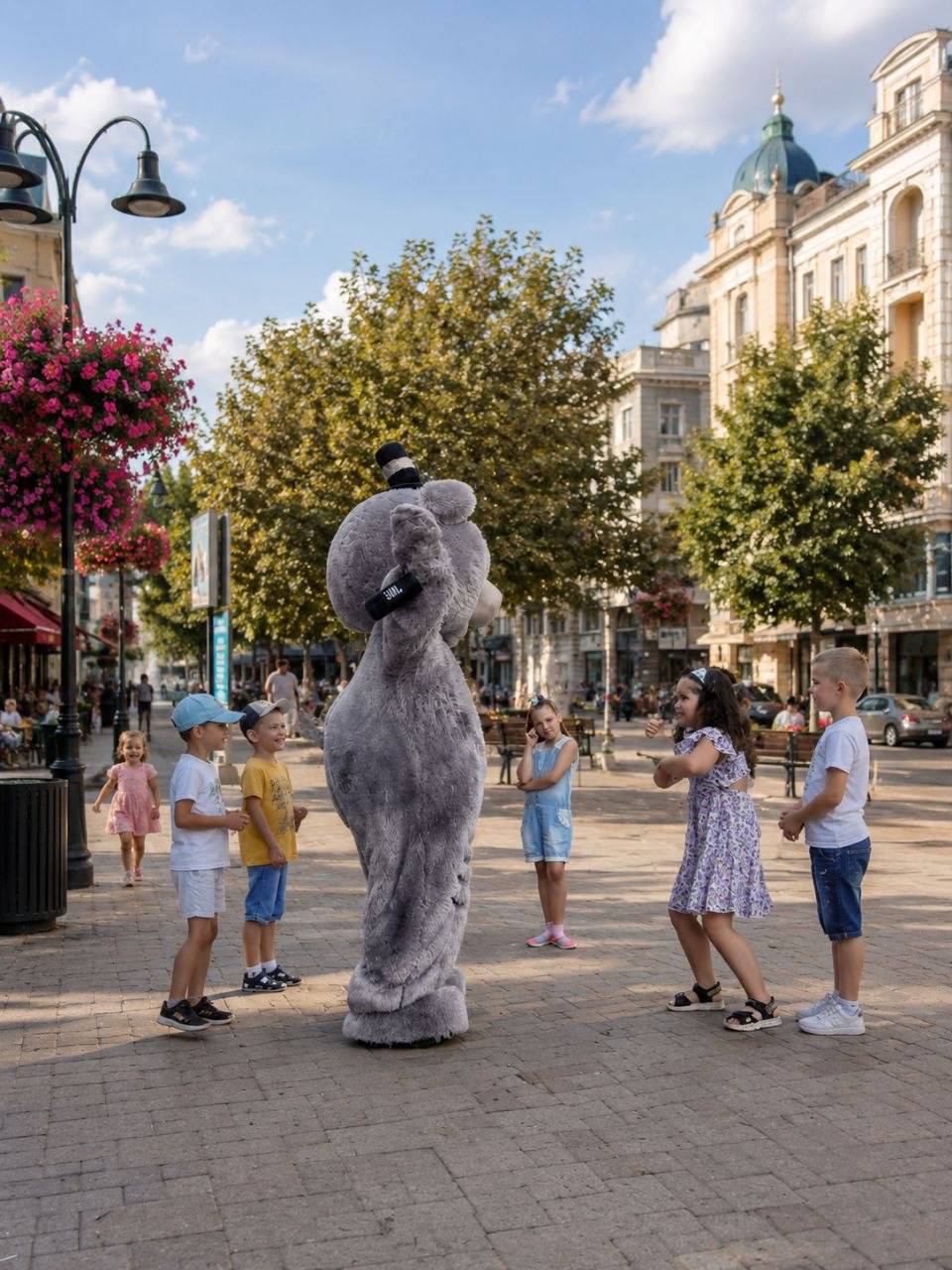 Barn og maskot ute