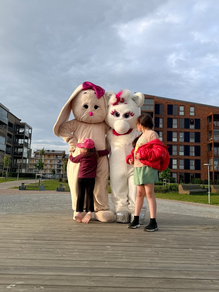 To karakterer med hele familien